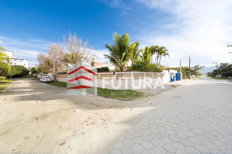 CASA DE 3 DORMITÓRIOS A 200M DA PRAIA