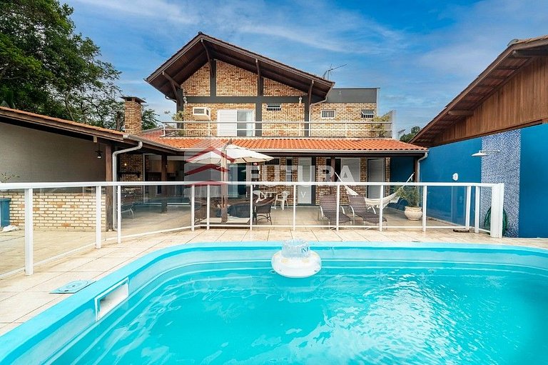 CASA COM 04 DORMITÓRIOS E PSICINA - LC139F