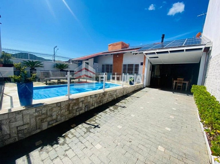 CASA COM PISCINA EM ZIMBROS - LC140F