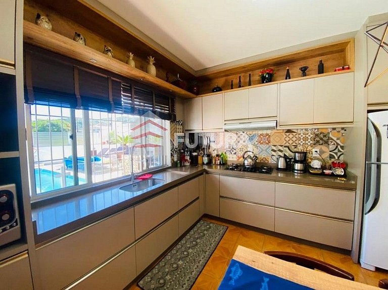 CASA COM PISCINA EM ZIMBROS - LC140F