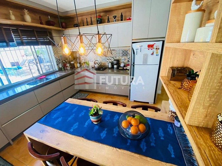 CASA COM PISCINA EM ZIMBROS - LC140F