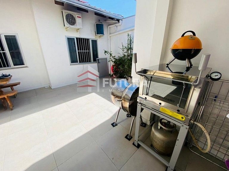 CASA COM PISCINA EM ZIMBROS - LC140F