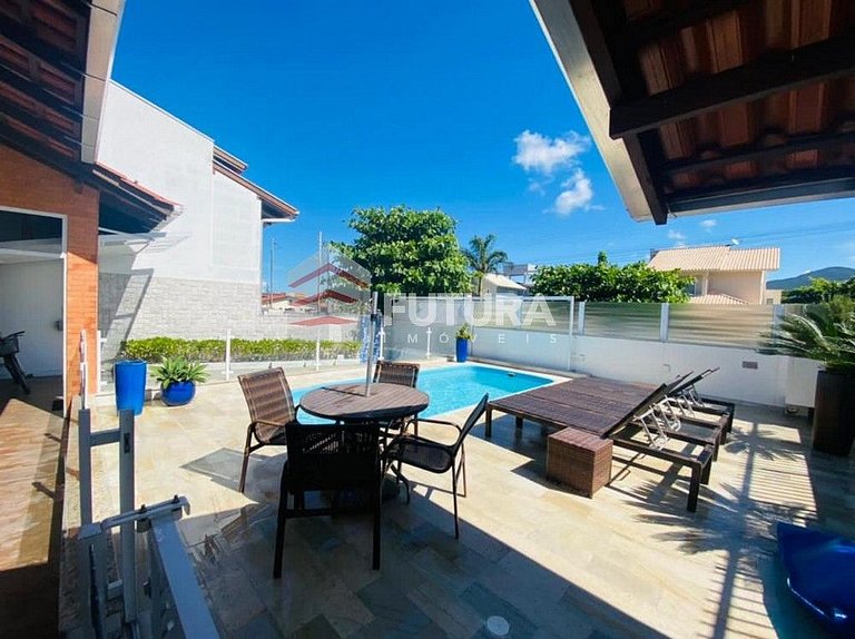CASA COM PISCINA EM ZIMBROS - LC140F