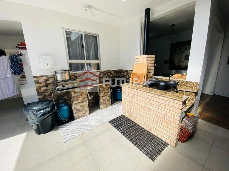 CASA COM PISCINA EM ZIMBROS - LC140F