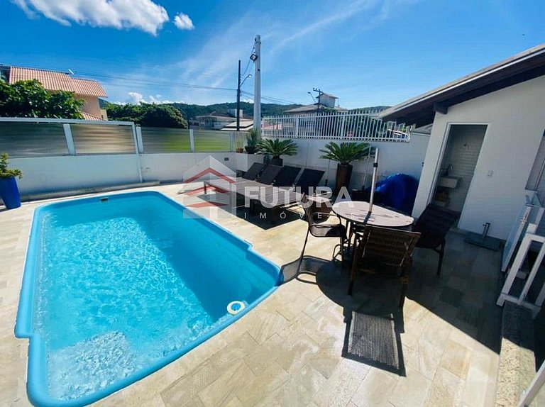 CASA COM PISCINA EM ZIMBROS - LC140F
