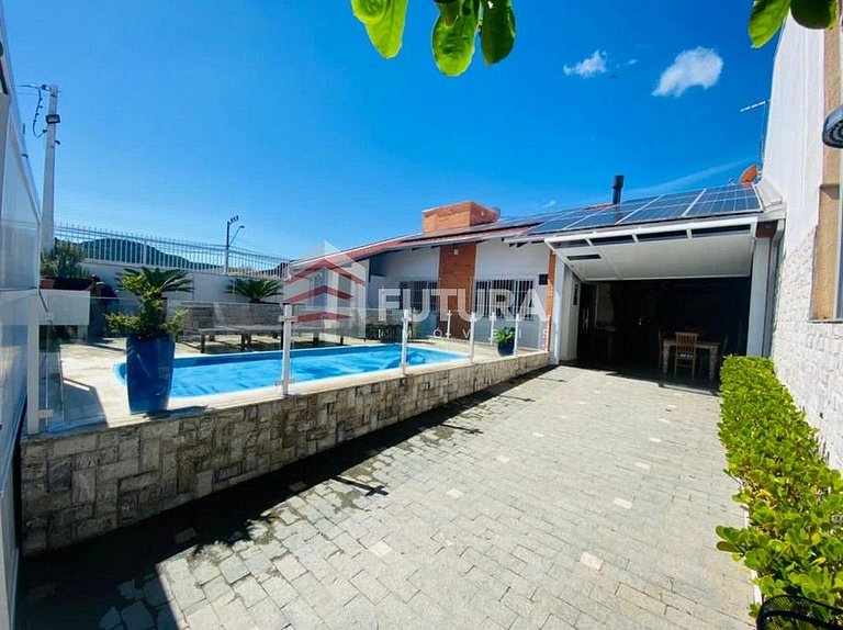 CASA COM PISCINA EM ZIMBROS - LC140F
