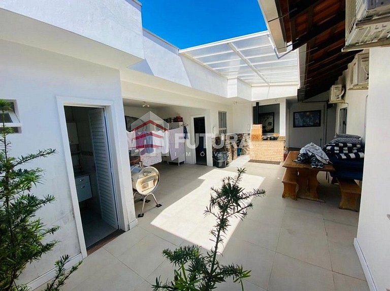 CASA COM PISCINA EM ZIMBROS - LC140F