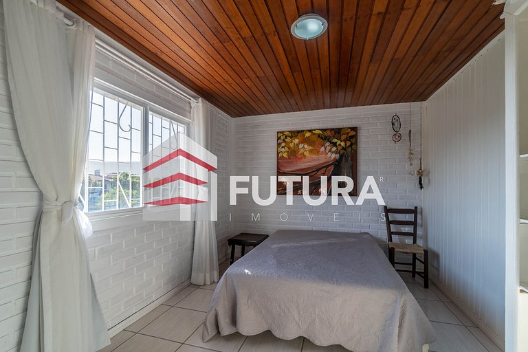 CASA COM 05 DORMITÓRIOS E PISCINA - LC142F