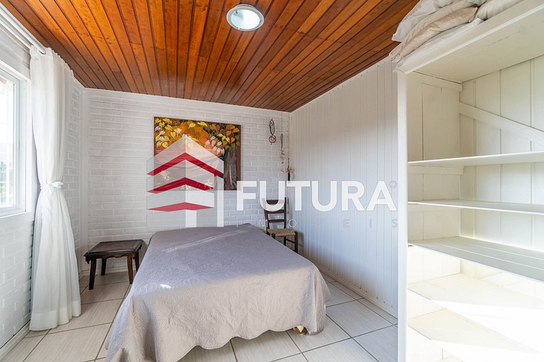CASA COM 05 DORMITÓRIOS E PISCINA - LC142F