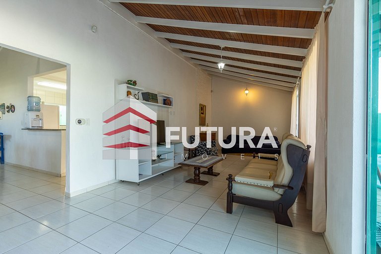 CASA COM 05 DORMITÓRIOS E PISCINA - LC142F