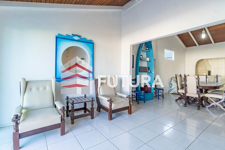 CASA COM 05 DORMITÓRIOS E PISCINA - LC142F