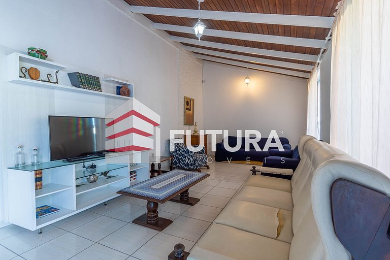 CASA COM 05 DORMITÓRIOS E PISCINA - LC142F