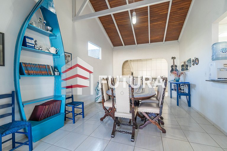 CASA COM 05 DORMITÓRIOS E PISCINA - LC142F