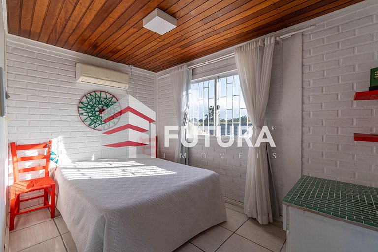 CASA COM 05 DORMITÓRIOS E PISCINA - LC142F