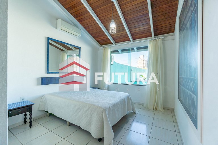CASA COM 05 DORMITÓRIOS E PISCINA - LC142F