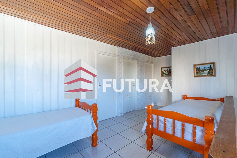 CASA COM 05 DORMITÓRIOS E PISCINA - LC142F