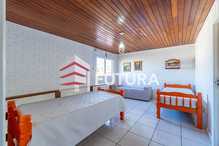 CASA COM 05 DORMITÓRIOS E PISCINA - LC142F