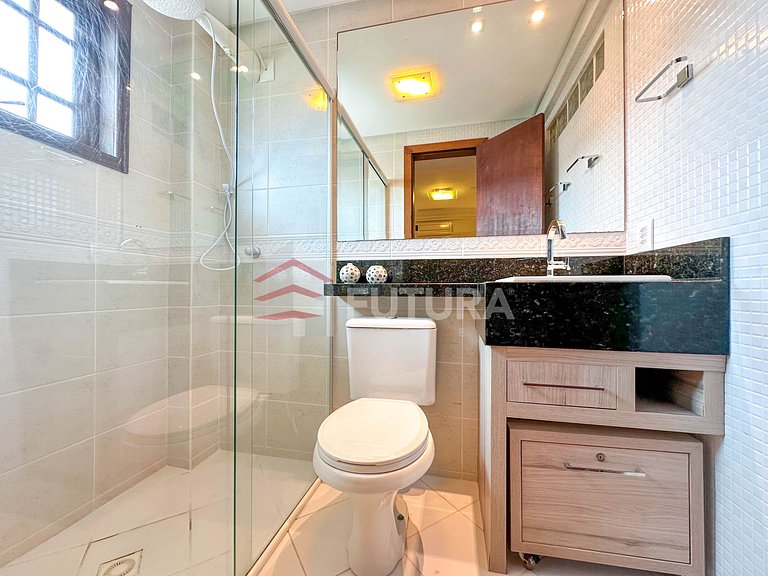 SOBRADO TRIPLEX COM PISCINA - LC001EF