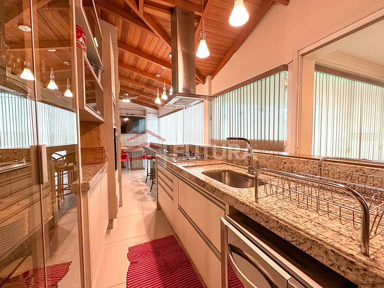 SOBRADO TRIPLEX COM PISCINA - LC001EF