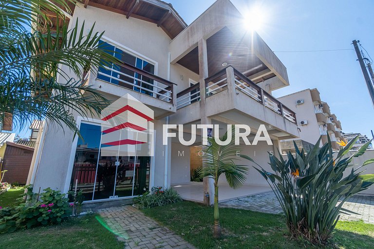 CASA COM PISCINA DE 04 DORMITÓRIOS