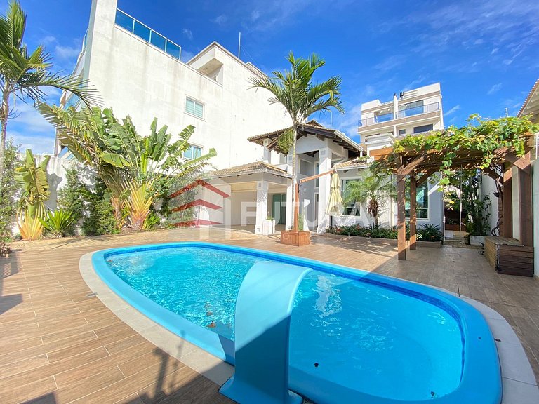 CASA COM 04 SUÍTES E PISCINA
