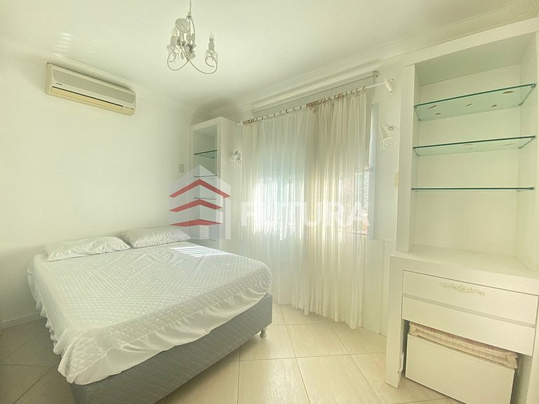 CASA COM PISCINA E 04 SUÍTES - LC111F