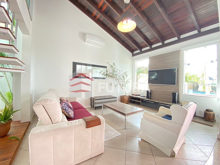CASA COM PISCINA E 04 SUÍTES - LC111F