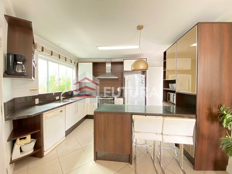 CASA COM PISCINA E 04 SUÍTES - LC111F