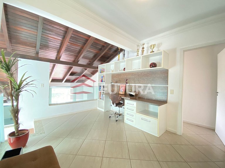 CASA COM PISCINA E 04 SUÍTES - LC111F
