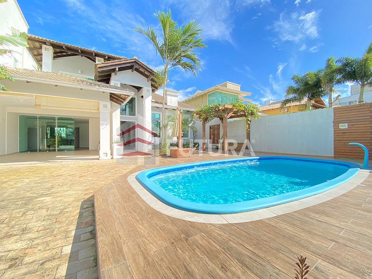CASA COM PISCINA E 04 SUÍTES - LC111F