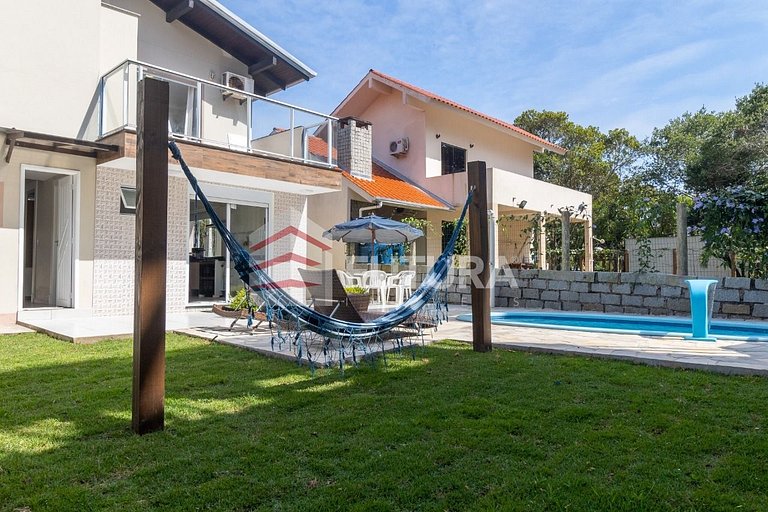 CASA COM PISCINA E 03 DORMITÓRIOS