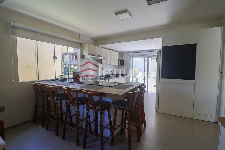 CASA COM PISCINA E 03 DORMITÓRIOS - LC118F