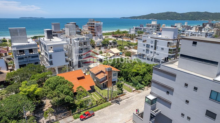 CASA COM PISCINA E 03 DORMITÓRIOS - LC118F