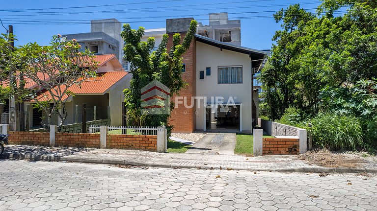 CASA COM PISCINA E 03 DORMITÓRIOS - LC118F