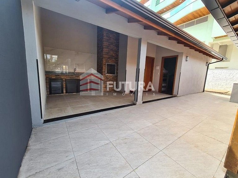 CASA COM 03 DORMITÓRIOS 200 MTS DO MAR - LC138F