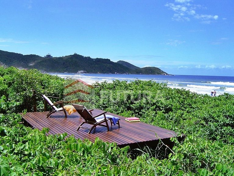 Casa beira mar na praia do Mariscal - LC109F
