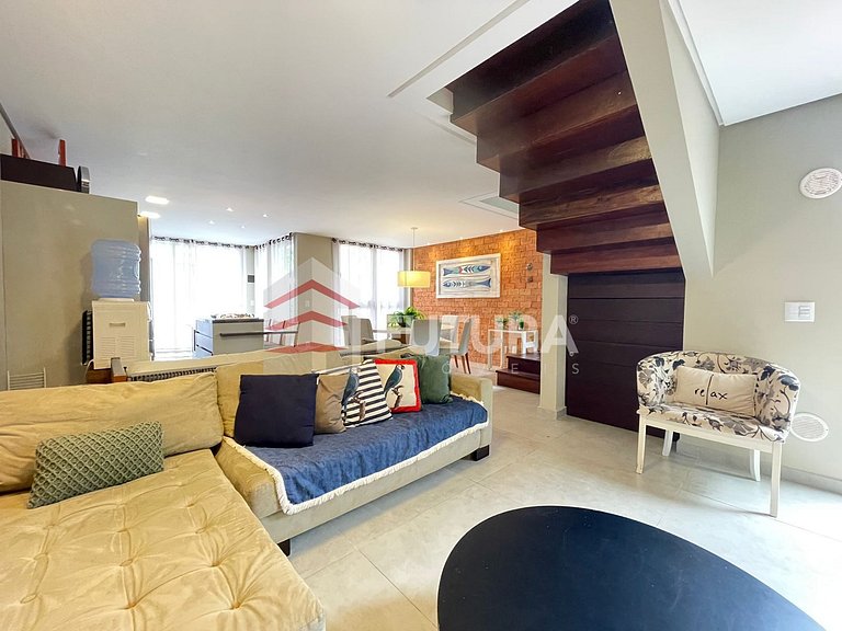 Casa com 04 dormitórios e piscina - LC121F