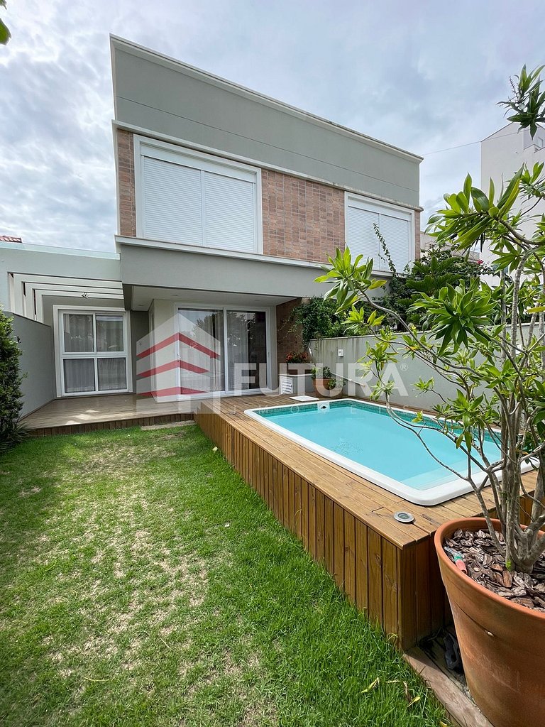 Casa com 04 dormitórios e piscina - LC121F