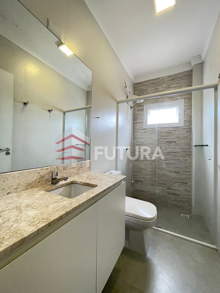 Casa com 04 dormitórios e piscina - LC121F