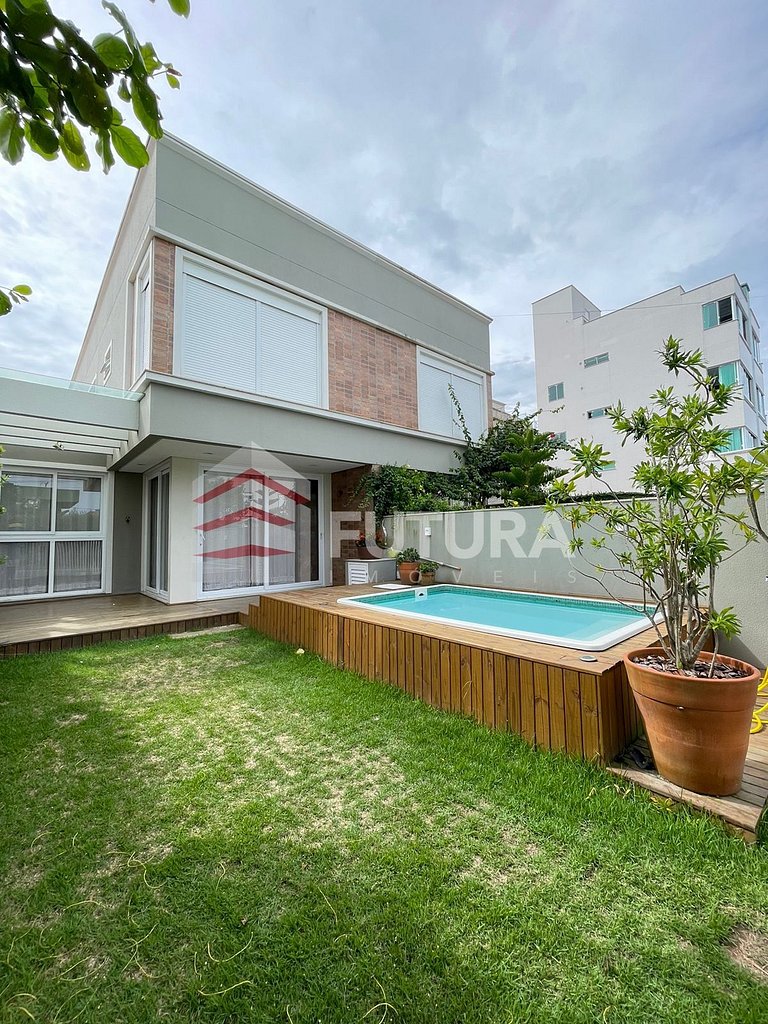 Casa com 04 dormitórios e piscina - LC121F
