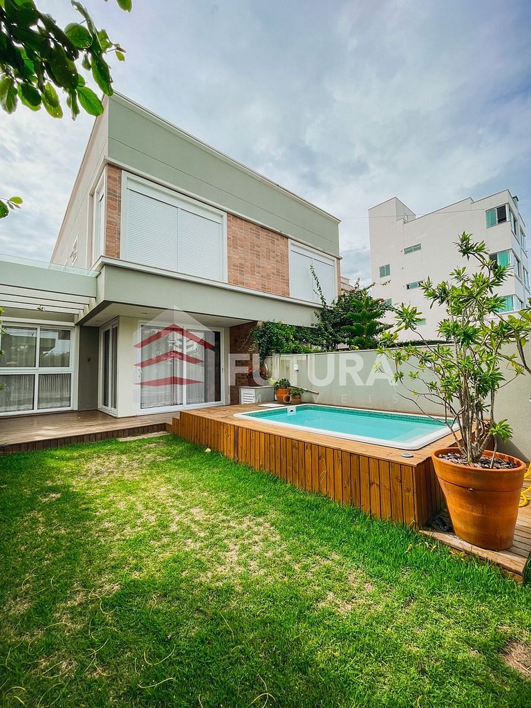 Casa com 04 dormitórios e piscina - LC121F