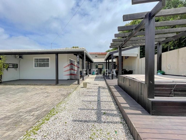 Casa com 03 dormitórios e Jacuzzi - LC144F