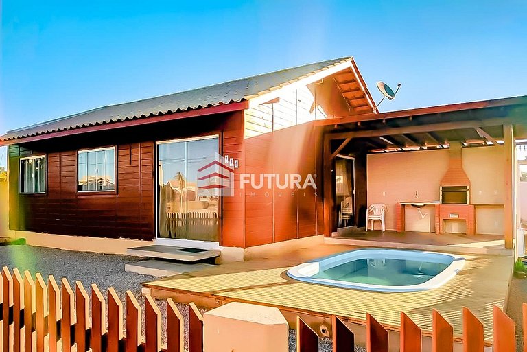 Casa com 03 dormitórios e piscina - LC146F