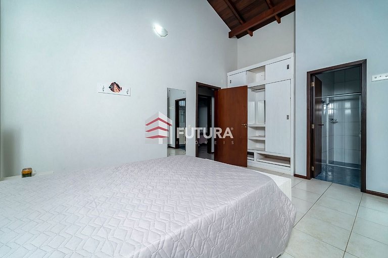 CASA COM 04 DORMITÓRIOS E PSICINA - LC139F