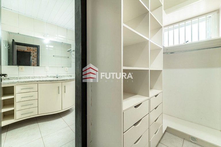 CASA COM 04 DORMITÓRIOS E PSICINA - LC139F