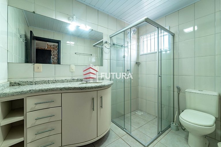 CASA COM 04 DORMITÓRIOS E PSICINA - LC139F
