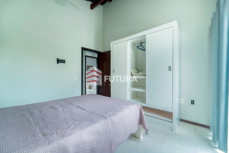CASA COM 04 DORMITÓRIOS E PSICINA - LC139F