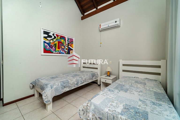 CASA COM 04 DORMITÓRIOS E PSICINA - LC139F