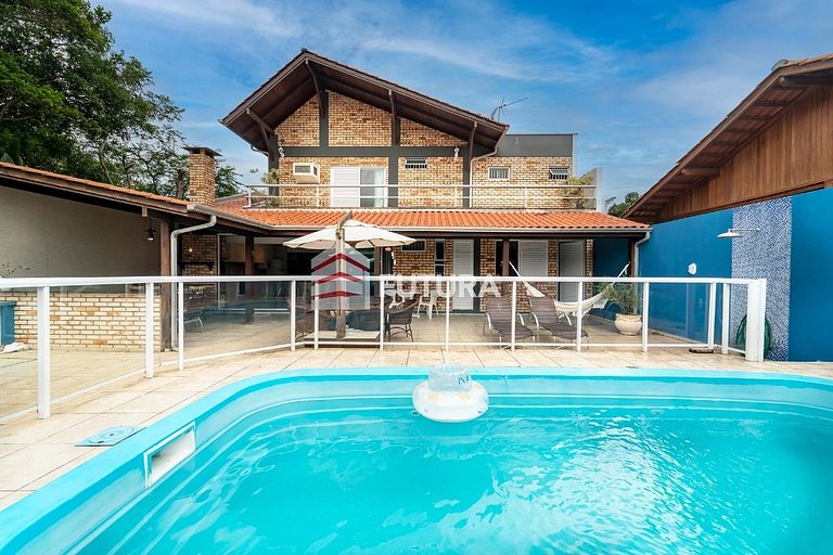 CASA COM 04 DORMITÓRIOS E PSICINA - LC139F