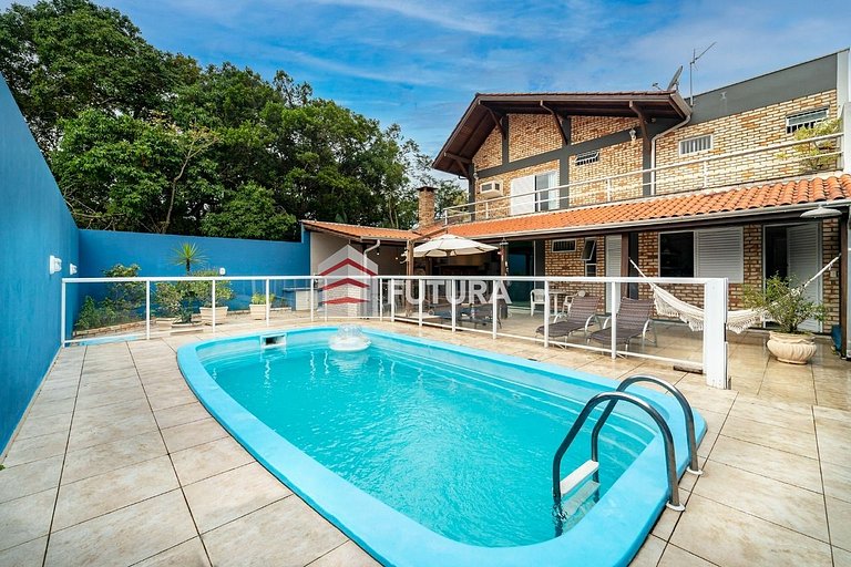 CASA COM 04 DORMITÓRIOS E PSICINA - LC139F